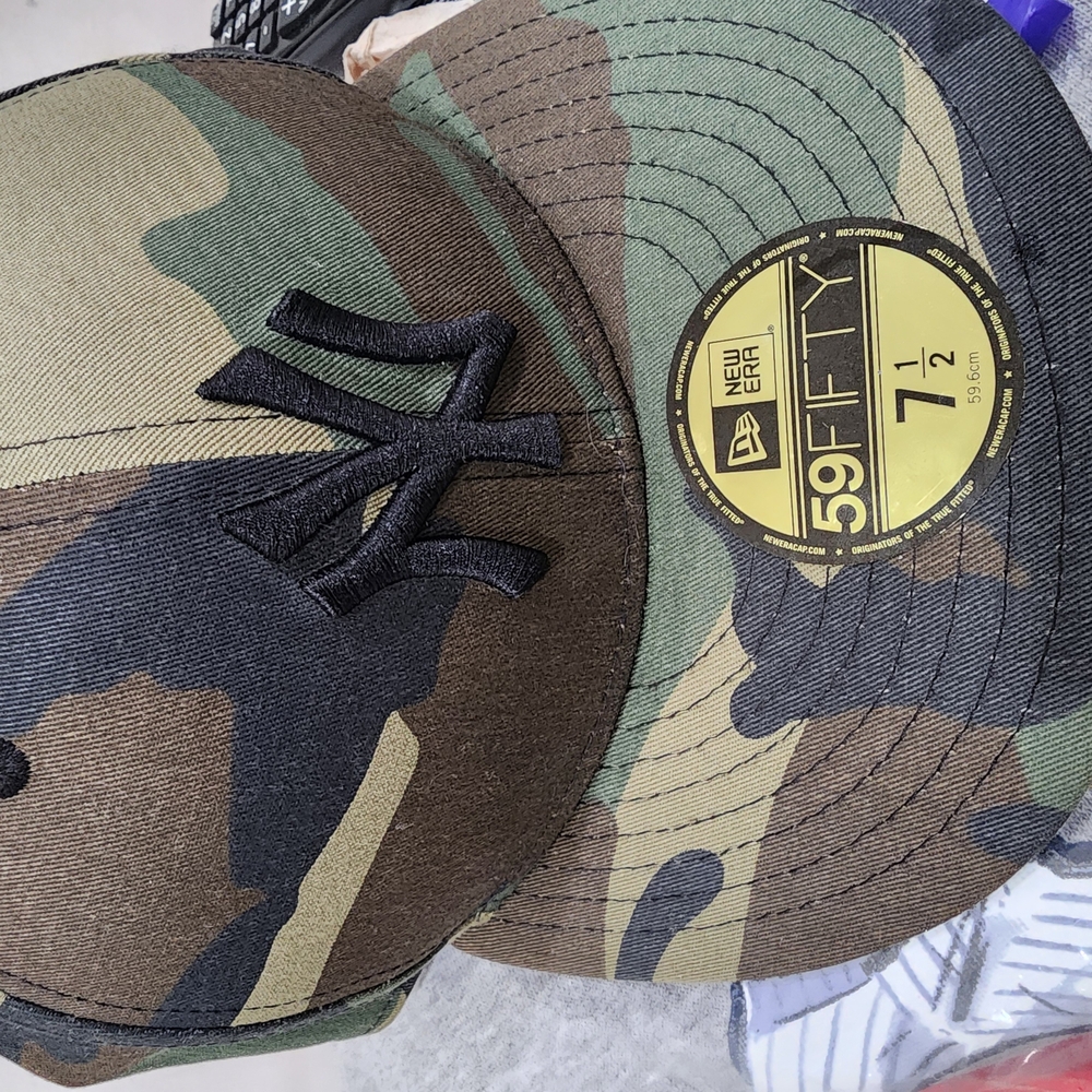 New Era Camouflage Fitted Cap 7 1/2 Preowned)